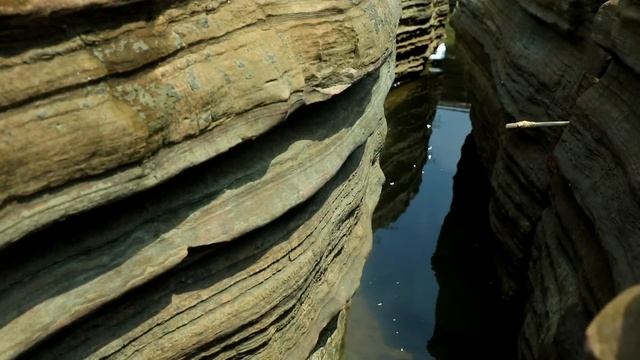 Грузовичок сломал мост и упал с дамбы. Мини-тракторы спасают смотреть онлайн