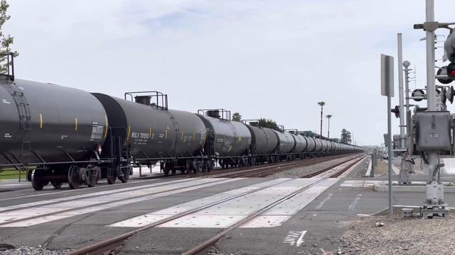 BNSF 7271 Leads E/B Ethanol Train - Acacia Avenue Crossing смотреть онлайн