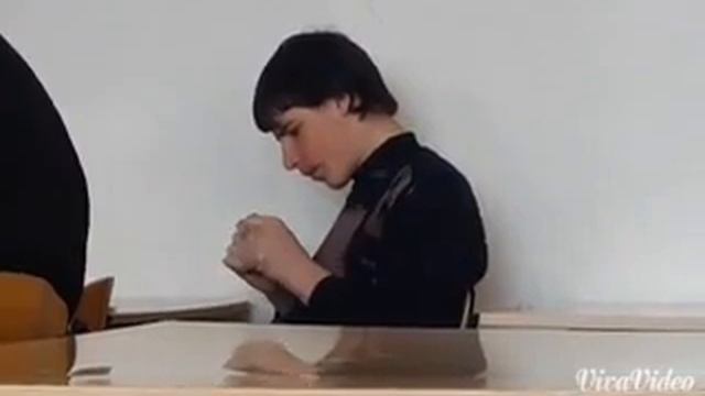 пацан сидит на паре и кушает ручку смотреть онлайн