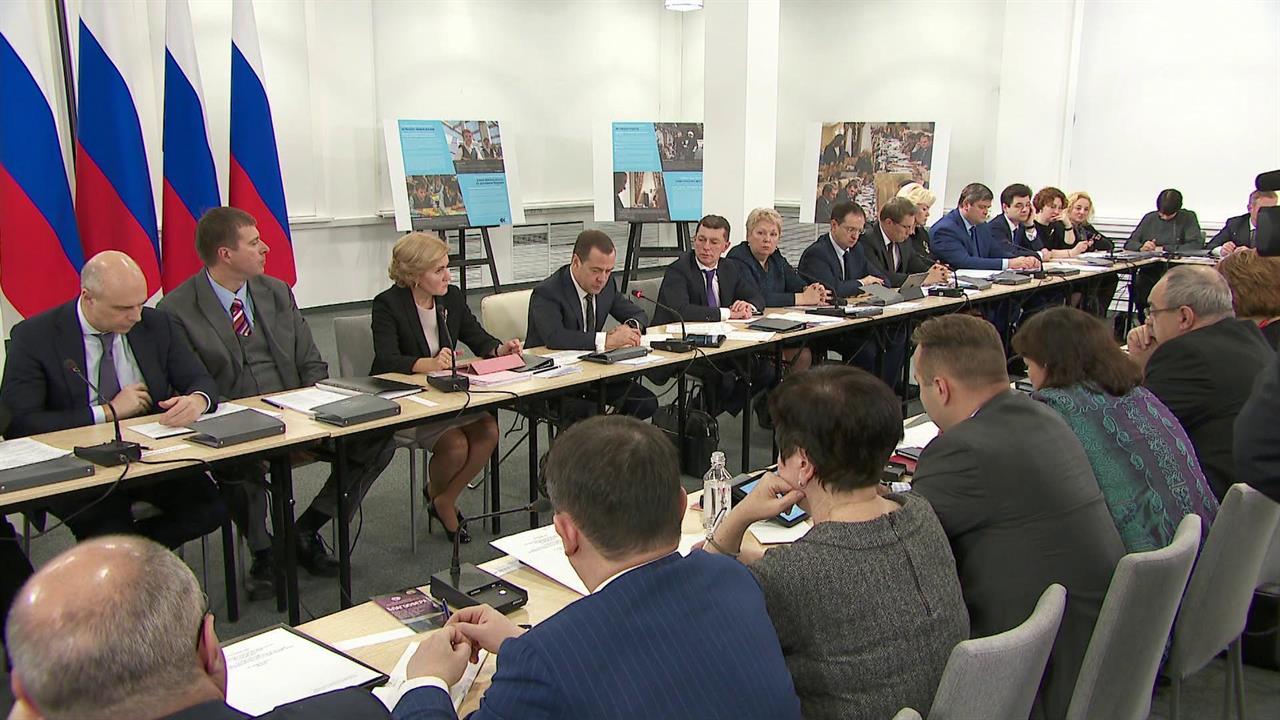 Дмитрий Медведев отметил эффективность системы мер по семейному устройству детей-сирот