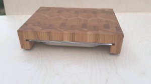 Торцевая разделочная доска с гастроемкостью из дуба и ясеня (средняя)