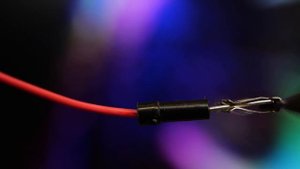 Светодиод, резистор и макетная плата — собираем маяк. Понятные уроки по Arduino