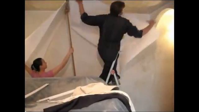 Как клеить обои на потолок
