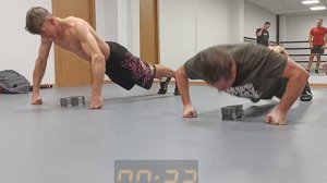Отжимания от пола на кулаках за одну минуту