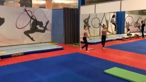 Маховое сальто или колесо без рук Гимнастика Спортивная акробатика.