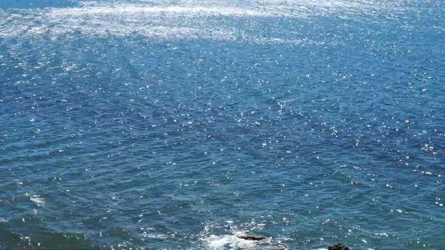 Удивительной красоты морской пейзаж. Синее море блестит и вспыхивает искрами
