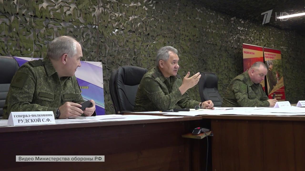 Сергей Шойгу посетил пункт управления одного из объединений группировки войск "Восток".