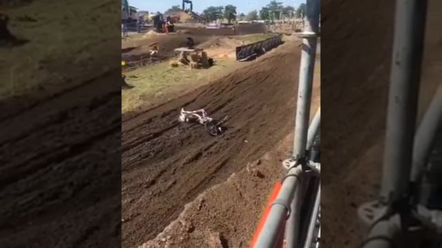 Max ANSTIE Helps Romain FEBVRE After his Crash  MXGP of Germany Teutschental 2019