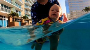 НАОМИ под водой учится плавать и нырять!