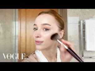 Звезда «Бриджертонов» Фиби Дайневор показывает уход за сухой кожей и повседневный макияж