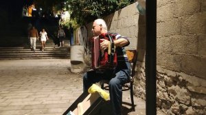 Уличный музыкант исполняет народную песню. Саранда. Албания.