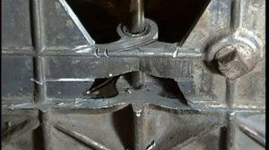 Как точно по центру просверлить обломленную шпильку крепления головки блока целиндров 402 двигателя