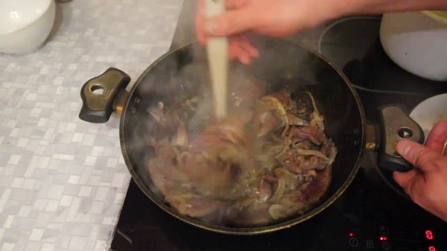 Видеорецепт «Печень лося, тушенная в сметане с репчатым луком_ вкусное горячее на раз-два».mp4