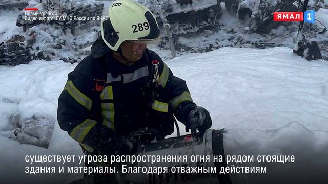 Пожарные вынесли из горящего здания в Новом Уренгое более сотни газовых баллонов. смотреть онлайн