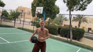 Даня Милохин общается, умывается, играет в баскетбол | Стрим от 23.04.2023