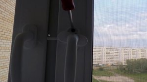 Установка ограничителя типа "крокодил" на пластиковых окнах