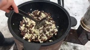 ЖАРЕНЫЙ КАРТОФЕЛЬ КАРТОШКА ПО-ДЕРЕВЕНСКИ С ГРИБАМИ  ОЧЕНЬ ВКУСНО И ОЧЕНЬ ПРОСТО В КАЗАНЕ НА КОСТРЕ