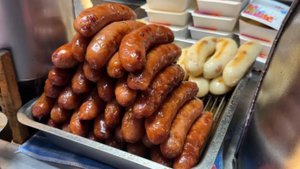 Острая свинина и рисовая колбаса тэппанъяки — тайваньская уличная еда