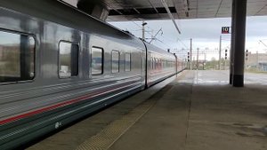 Скорый поезд №097В Сыктывкар - СПБ прибывает на Ладожский вокзал в дождливый день