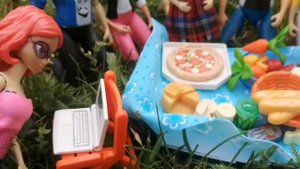 Маринетт с одноклассниками в походе выполняют задания от подписчиков