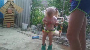 Танюшка засыпает на качелях уржаться