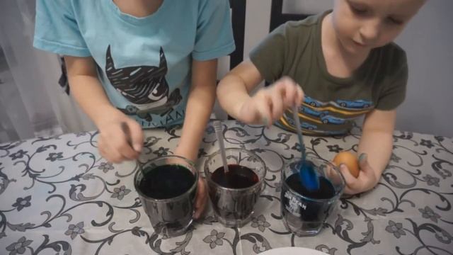 Дети красят яйца к Пасхе смотреть онлайн