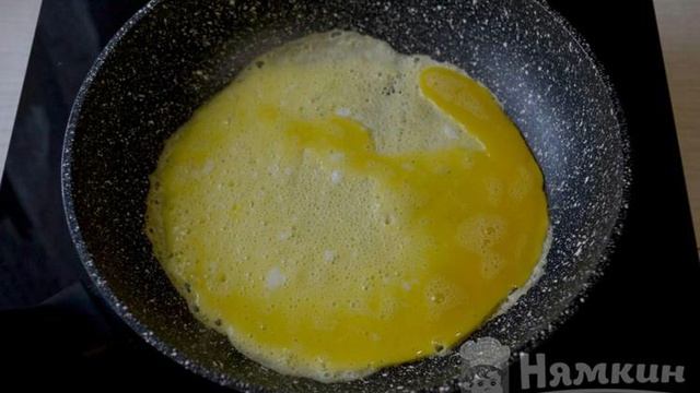 Салат из яичных блинчиков, курицы, редьки и моркови