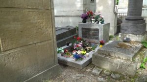 Jim Morrison Tomb on the Pere Lachaise cemetery in Paris / Могила Джима Моррисона. Пер Лашез, Париж
