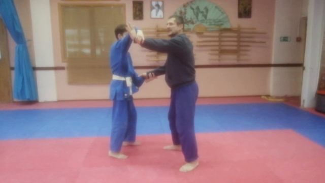 Можно ли повалить противника в драке вот таким движением руками? смотреть онлайн