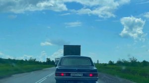 Автомобиль Чайка-14 едет по трассе