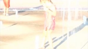 ДЕТИ КУПАЮТСЯ В ФОНТАНЕ. THE CHILD HAS BATHED IN THE FOUNTAIN