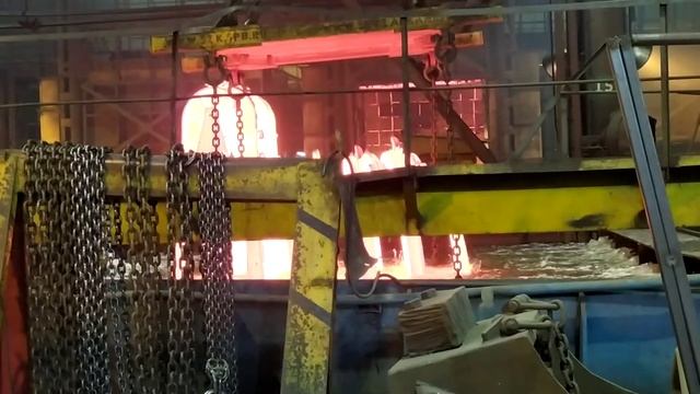 10 тон раскаленного металла опускают в воду!