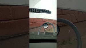 Вакуум в тормозной системе (между насосом и обратным клапаном)