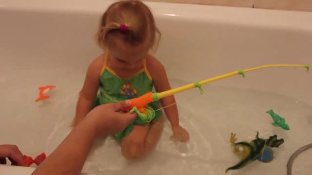 Детская рыбалка. Ловим рыбку Вместе играем с Алиной/Children fishing. Catch fish together with Alin