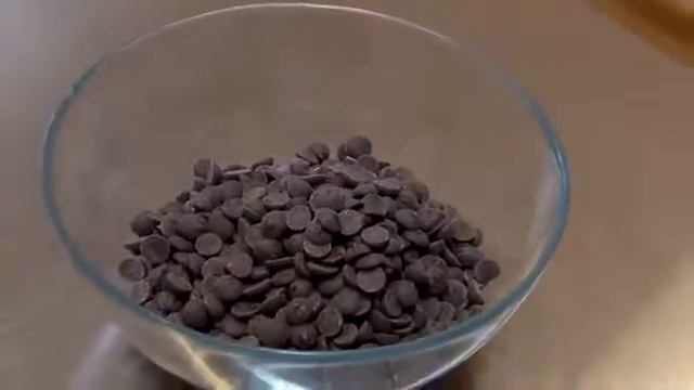 Горит ли настоящий шоколад или нет? Челлендж от Россиян смотреть онлайн