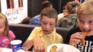 ВЛОГ: ОБЖИРАЕМСЯ С БРАТОМ В КФС ! Славный Обзор KFC CHALLENGE VLOG