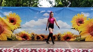 Клёвый танец Хип-Хоп под популярные песни, черлидинг, соло. Выступление в парке на маленькой сцене.