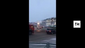 На видео попало, как в центре Казани на дорогу упал горящий электрокабель