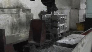 Резка на вертикальном станке с подающим столом