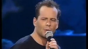 Брюс Уиллис 1987 ,поет песню "Under the boardwalk"