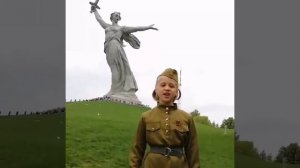 Стихотворение "По Мамаеву кургану" Читает Анисия Аракчеева, 8 лет