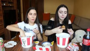 НЕ ЗАПИВАЙ ЧЕЛЕНДЖ ОСТРЫЕ КРЫЛЫШКИ ИЗ KFC / MUKBANG Ayka Emilly Ask Fatima