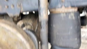 Замена задних накладок и амортизаторов на Volvo VNL 780.