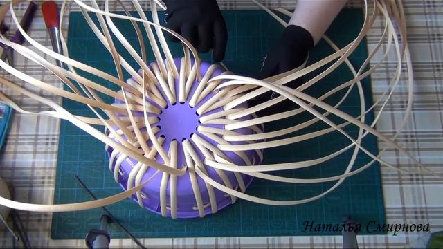 2.  Кашпо из ротанга.  Красивое дно.