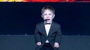 Данил Плужников поет Гимн России в Сочи.