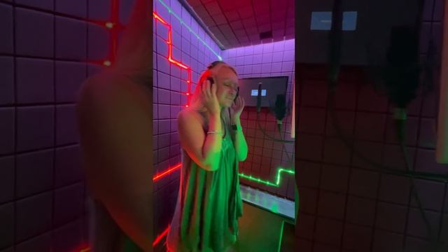 ПЕСНЯ В ПОДАРОК ПОДРУГЕ ❤️ трогательный сюрприз растрогал девушку до слёз