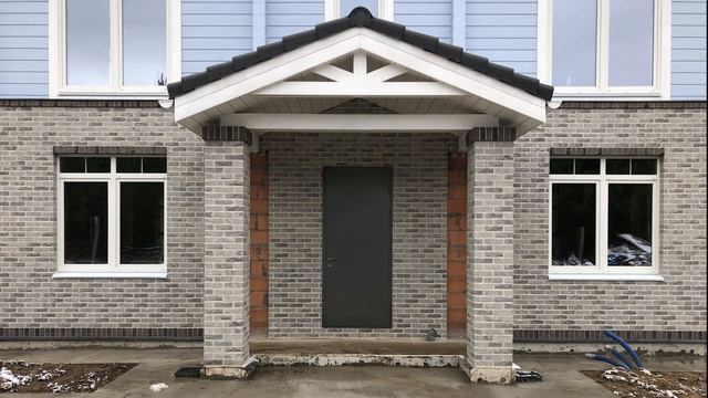 Облицовка кирпичом ручной формовки первого этажа. Комбинированный фасад дома. Каменщики. смотреть онлайн