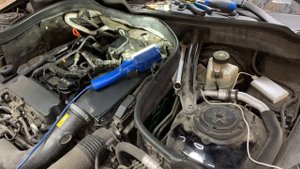 Mercedes Benz w212 w204 turbo замена патрубка теплообменника течь антифриза снятие ТНВД Branch pipe