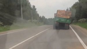 Невнимательный водитель перевернул прицеп.