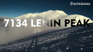 Пик Ленина в 7134 метров на Памире. Восхождение альпиниста на самую вершину в трех минутах
